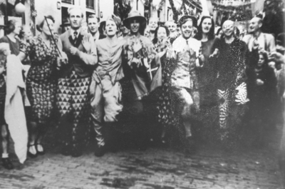 876999 Afbeelding van de uitbundige vreugde tijdens een bevrijdingsfeest in de Achterstraat in Wijk C te Utrecht.